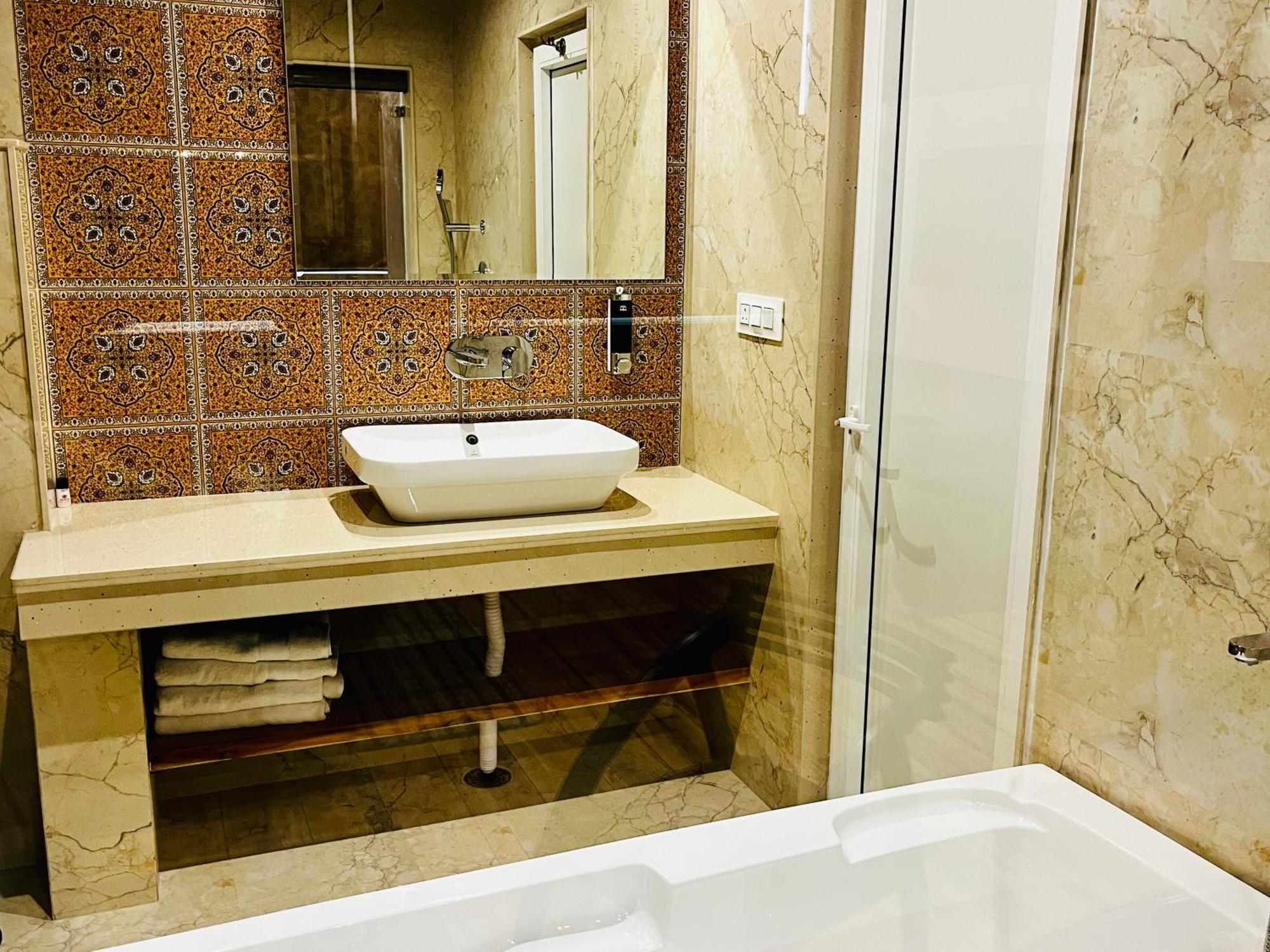 Hotel The Onix Dehradun Dış mekan fotoğraf
