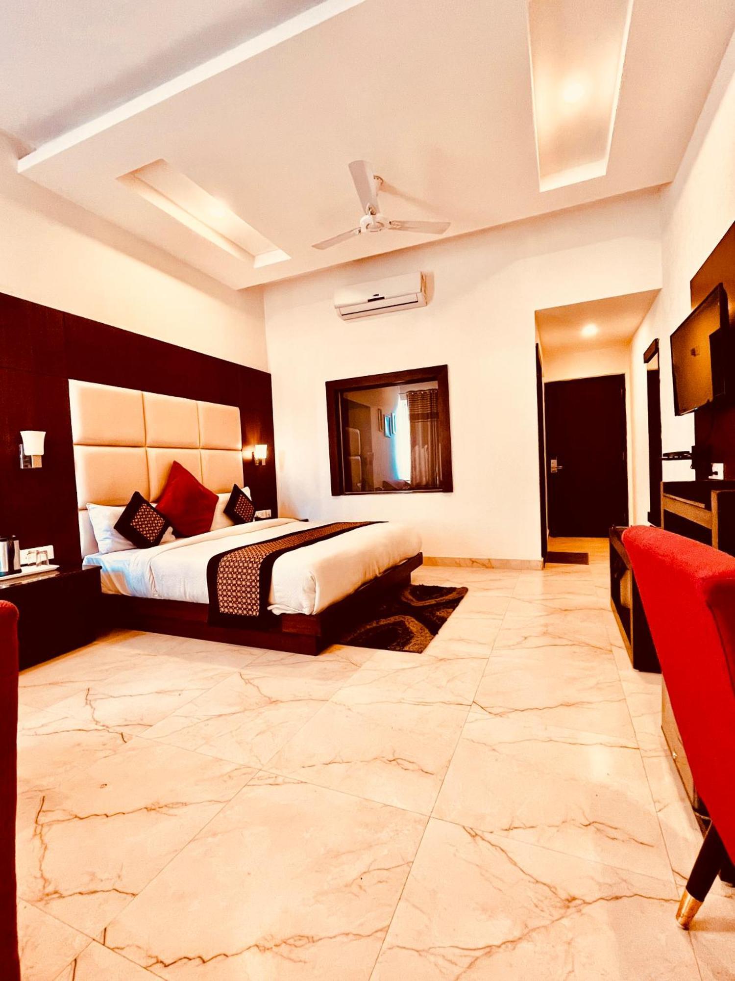 Hotel The Onix Dehradun Dış mekan fotoğraf