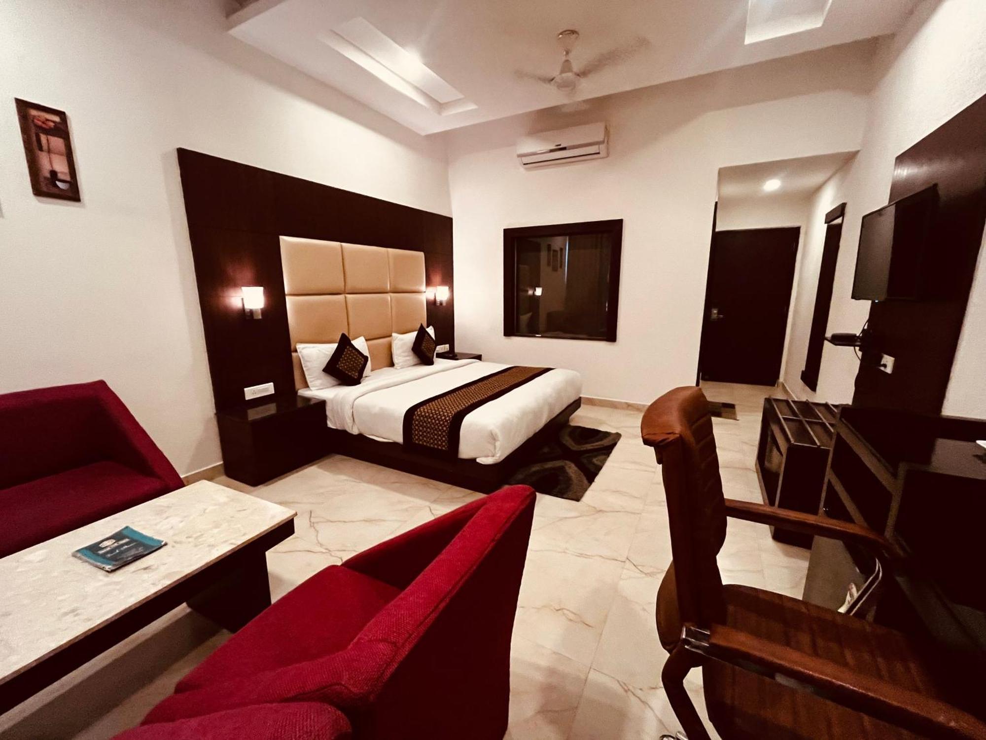 Hotel The Onix Dehradun Dış mekan fotoğraf