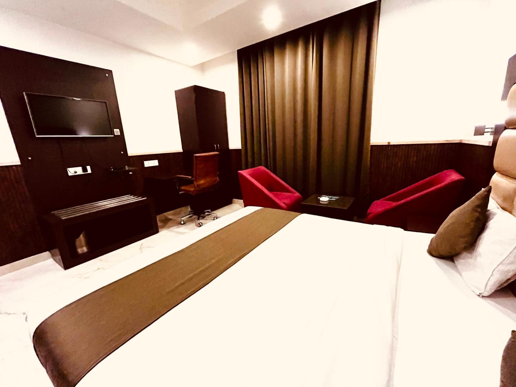 Hotel The Onix Dehradun Dış mekan fotoğraf