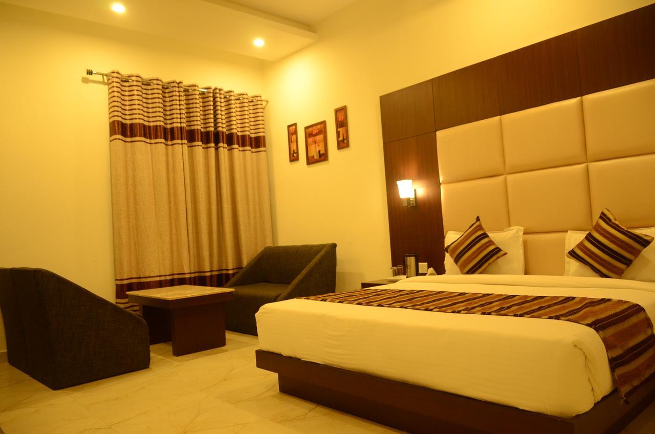 Hotel The Onix Dehradun Dış mekan fotoğraf