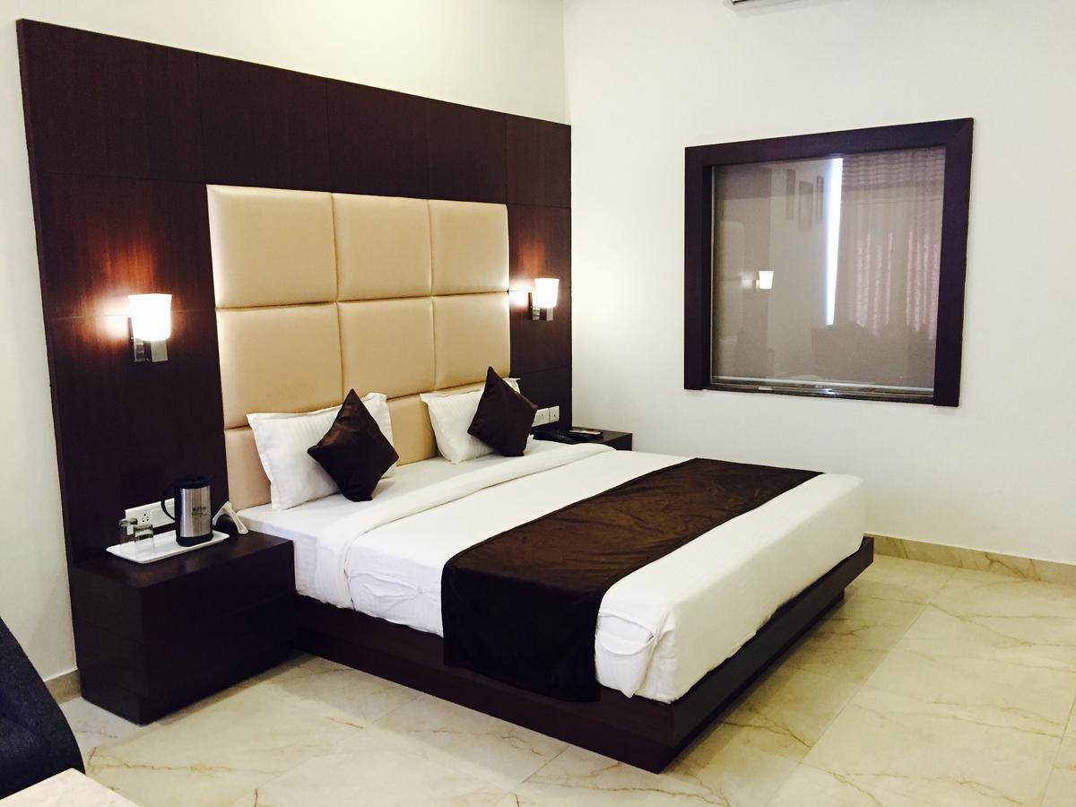 Hotel The Onix Dehradun Dış mekan fotoğraf